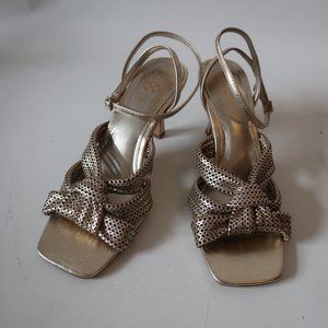 NWOB WOMENS VINCE CAMUTO EARLINA GOLD PERFORATED LEATHER ANKLE STRAP HEELS 8 *